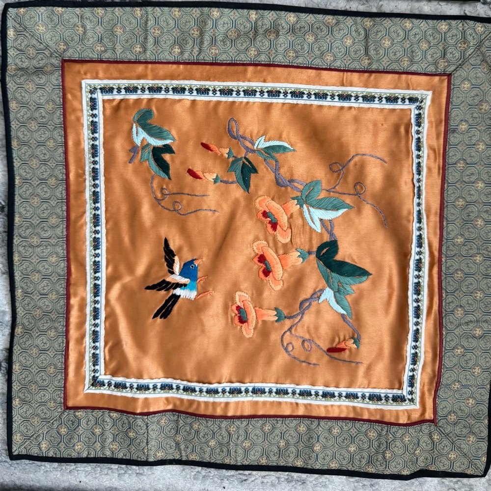 8- Chinese silk embroidered floral and birds panels ( all different stitching) - Picture 6 of 12